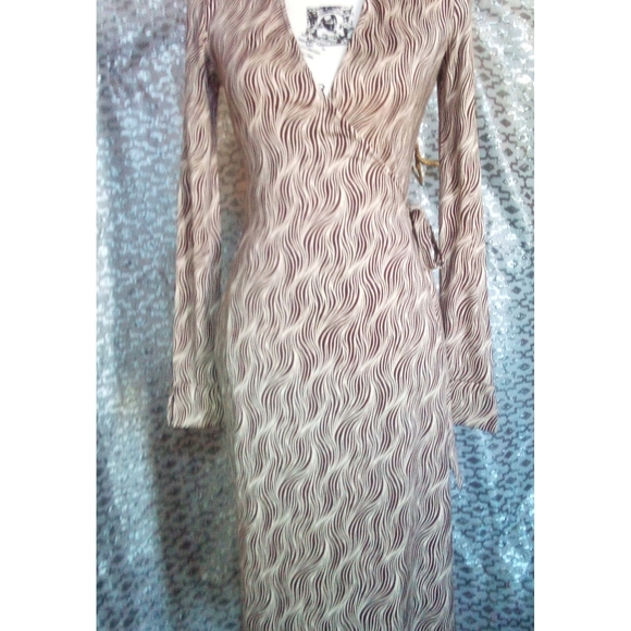 D vonFerstenberg 100% Silk Wrap Around Dress - Picture 2 of 6